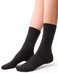 Skarpety damskie z cienkiej wełny merynosów (79%) - delikatny prążek - bezuciskowe - grafitowe - Steven   