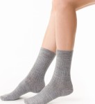 Skarpety damskie z cienkiej wełny merynosów (79%) - delikatny prążek - bezuciskowe - jasnoszare - Steven 