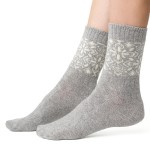 Skarpety damskie z wełny (72%) - ze wzorem - szare - Steven        