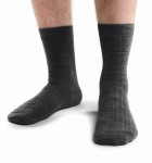 Skarpety męskie z cienkiej wełny merynosów (79%) - delikatny prążek - bezuciskowe - grafitowe - Steven      