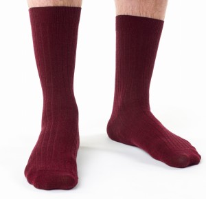 Skarpety męskie z cienkiej wełny merynosów (79%) - delikatny prążek - bezuciskowe - bordowe - Steven      